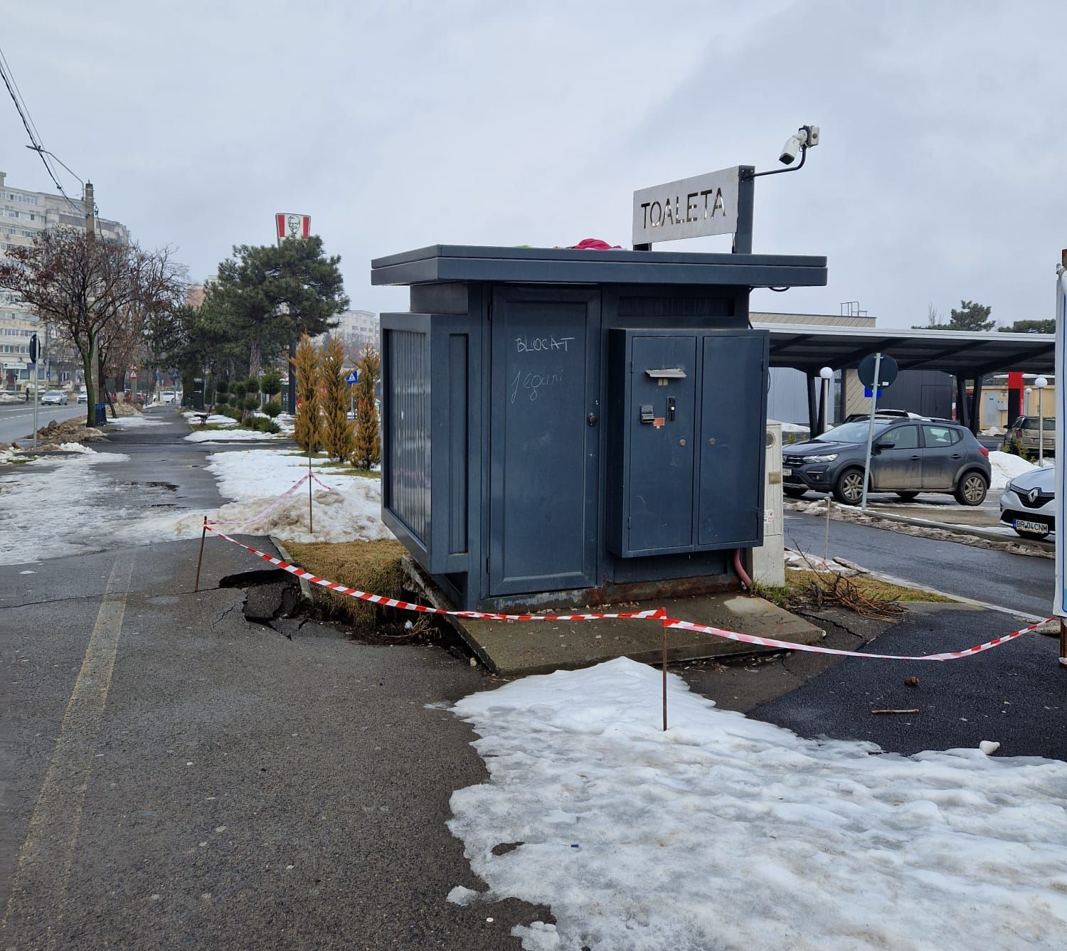 Pozele zilei. A fugit pământul de sub o toaletă publică