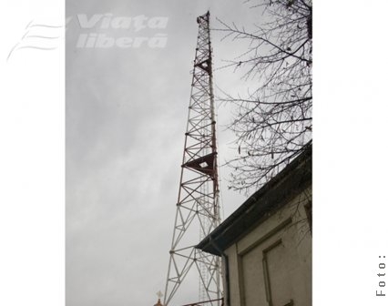 Băut şi plictisit, s-a cocoţat pe antena-releu