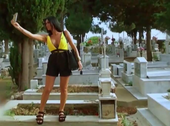 Cimitirul, salon de înfrumuseţare