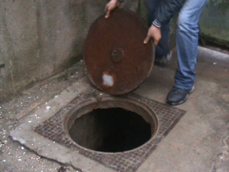 Un tânăr gălăţean a fost prins cu capacul de canalizare în sac