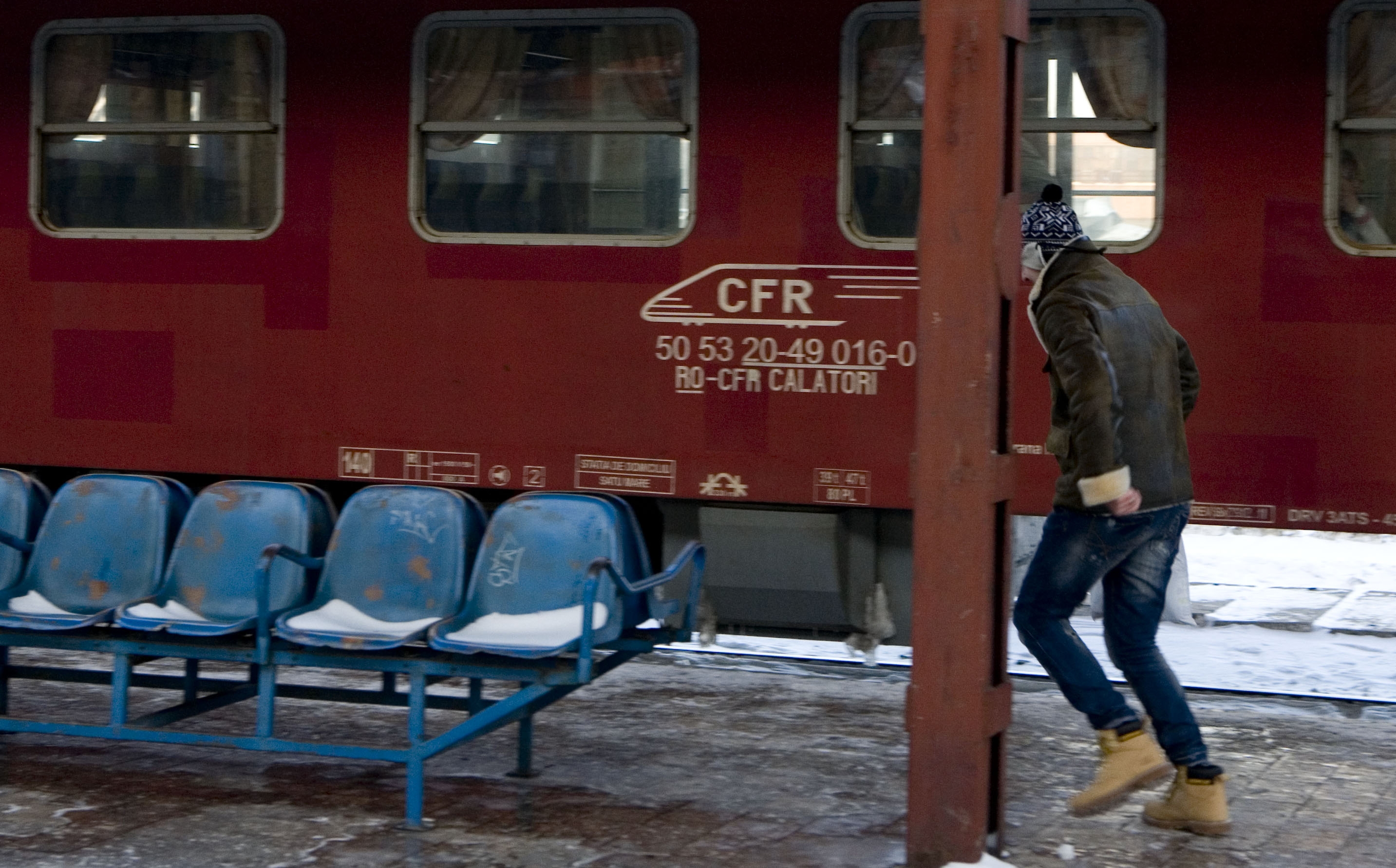 Un elev de liceu din Galaţi a fost prins jucându-se cu o armă albă în Gara CFR