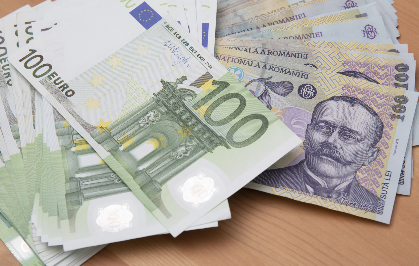 Media anuală a euro este estimată la 5,11 lei