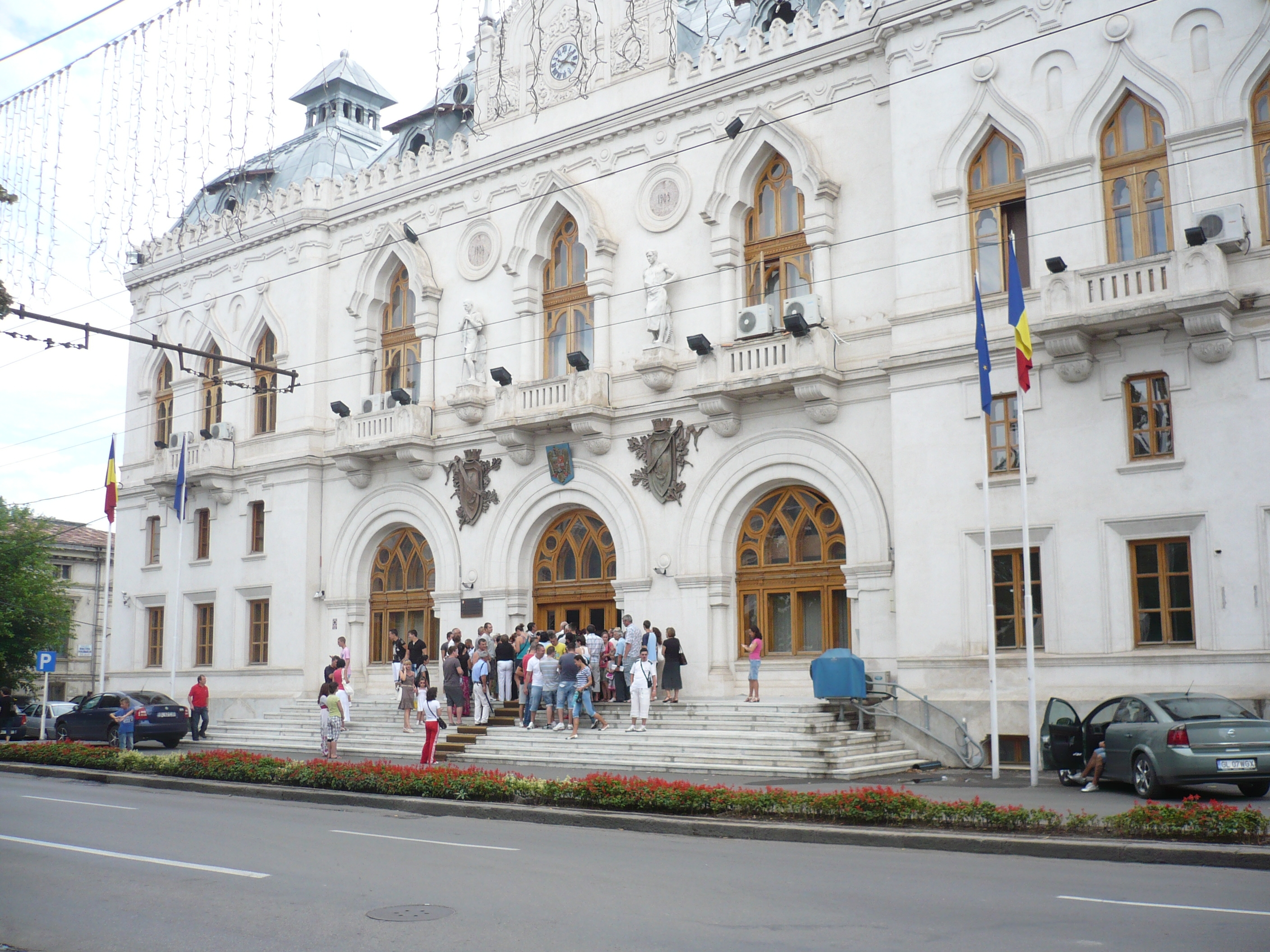 Coadă la Prefectură pentru plăţile de la referendum 