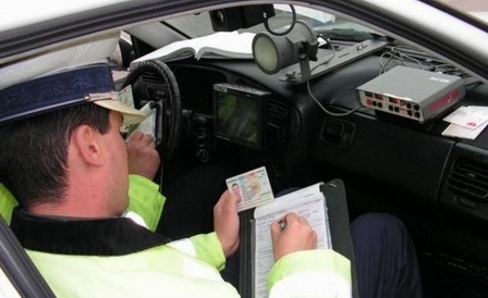 Un ŞOFER de BMW şi un mopedist, prinşi în trafic FĂRĂ PERMISE de conducere