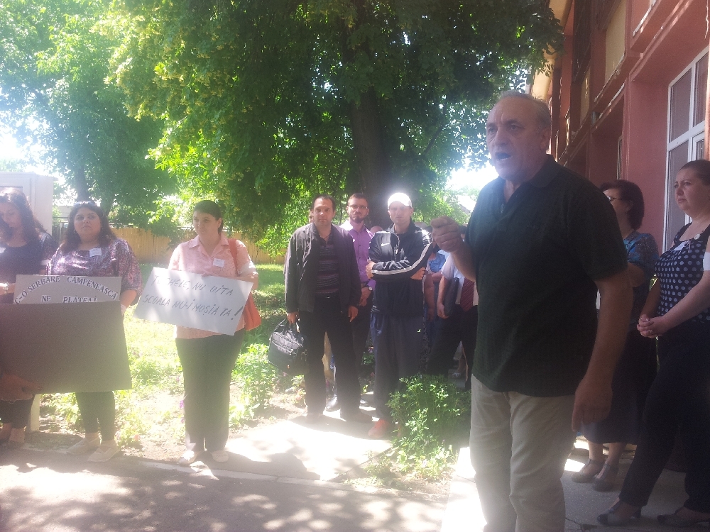 (VIDEO) SCANDALUL de la Liceul "Ovid Caledoniu" din Tecuci. Profesorii - în GREVĂ JAPONEZĂ - AMENINŢĂ cu boicotarea bacalaureatului