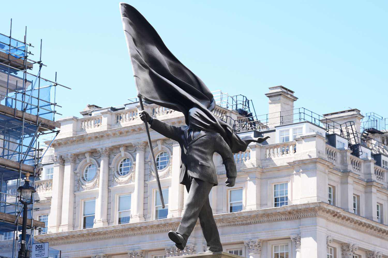 O statuie de Banksy, în centrul Londrei
