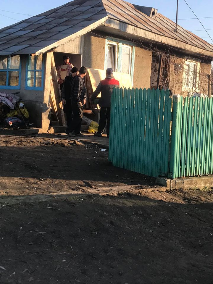 Ajutor pentru familia cu casa arsă