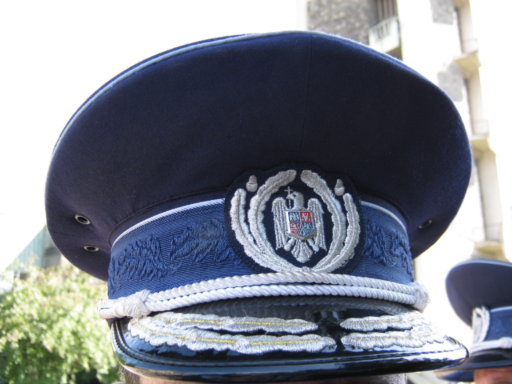 Cinci ofițeri, cercetați pentru pontaje și transferuri preferențiale