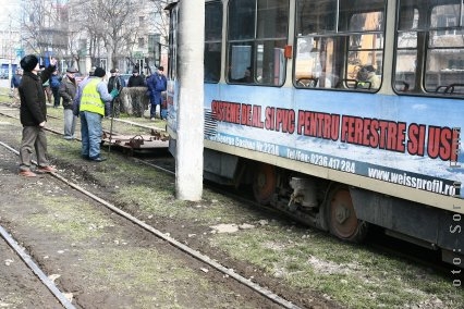 Şi tramvaiul, ţop, a sărit de pe terasament  