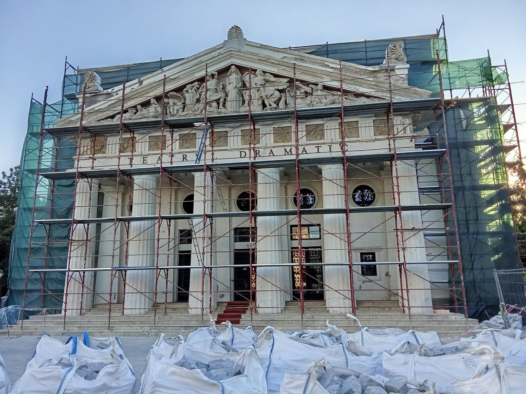 Sus cortina de pe Teatrul Dramatic din Galaţi!