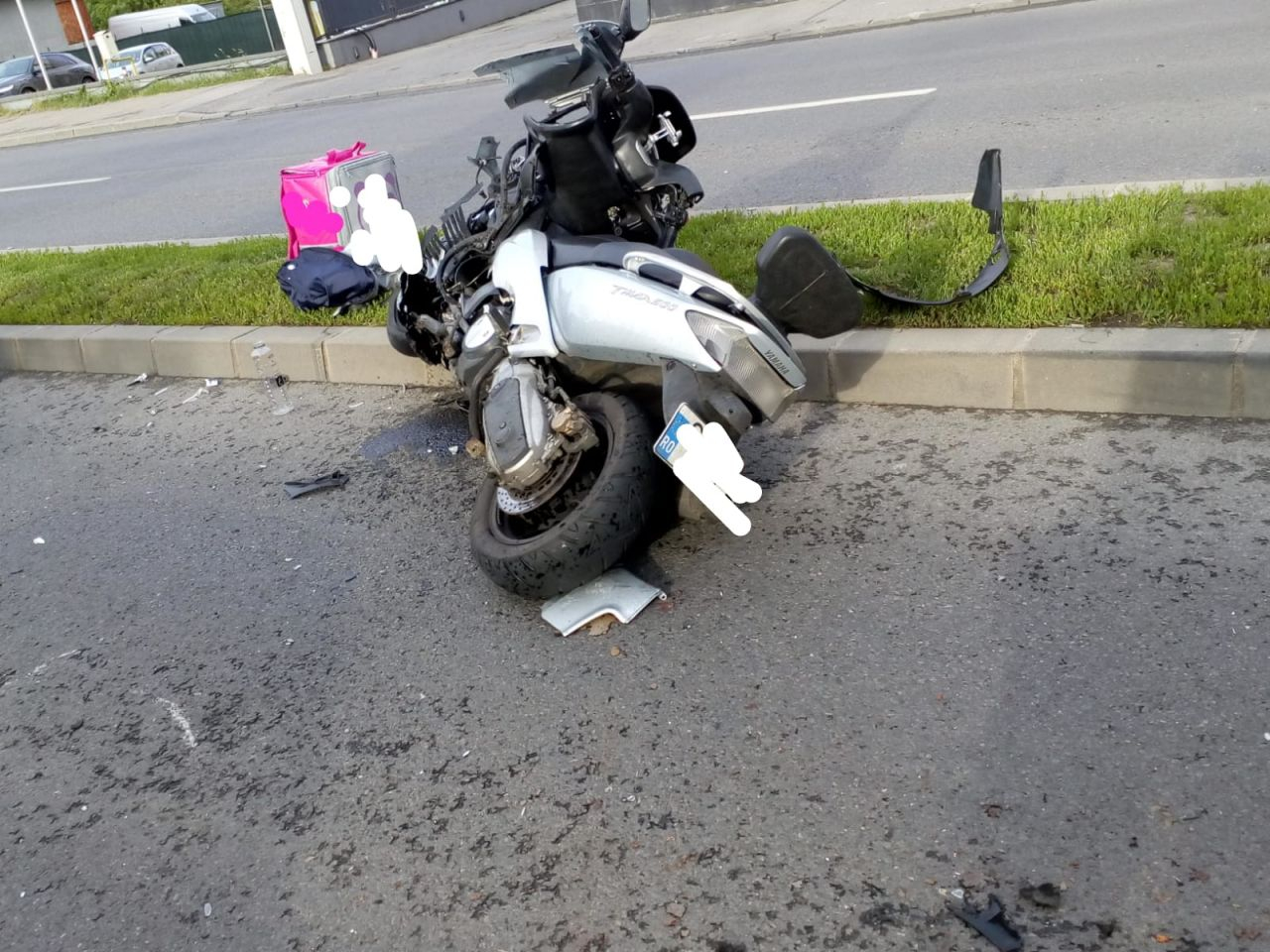 Pensionari pe moped, loviți în sensul giratoriu