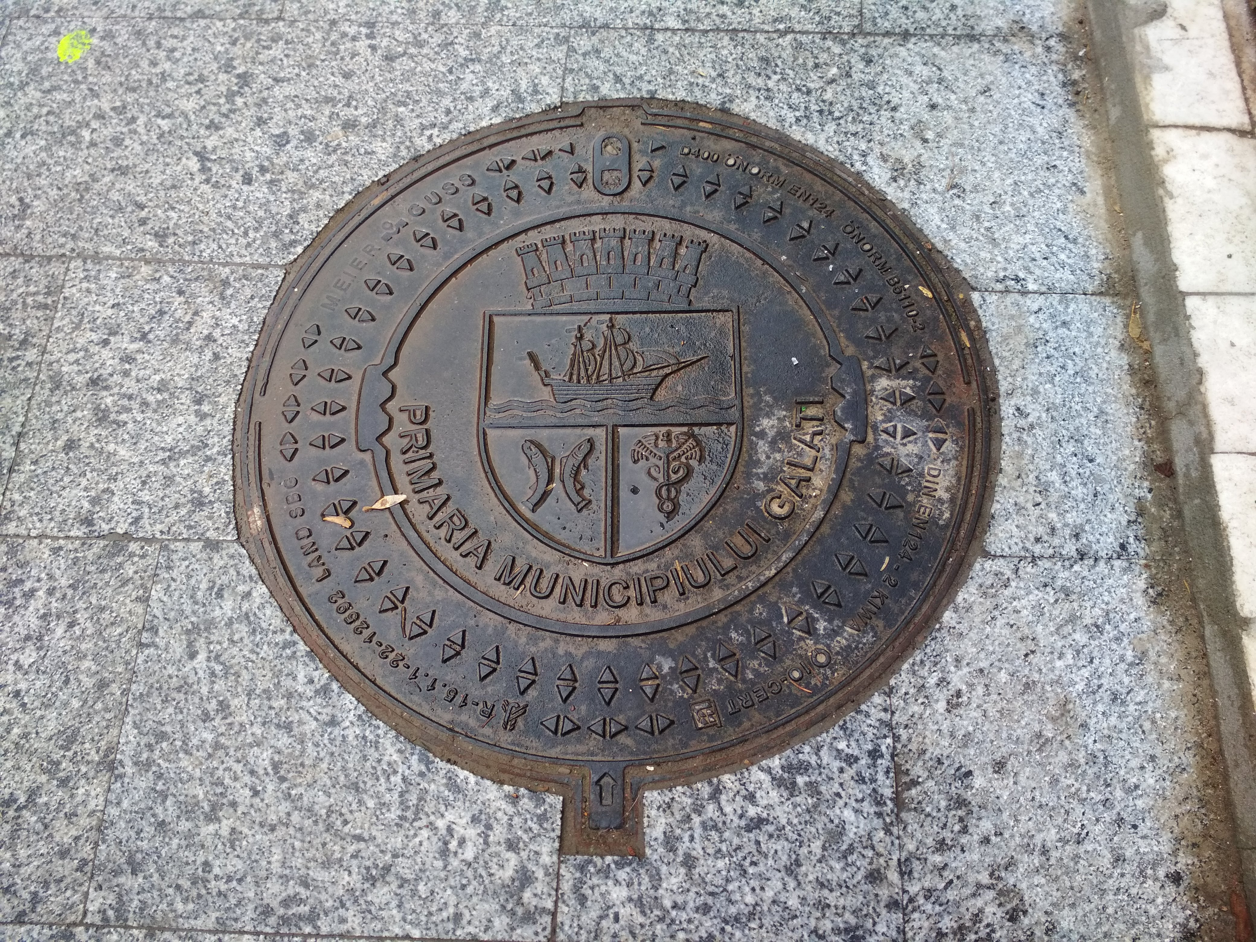 Poza zilei. Capace de canalizare personalizate, pe strada Domnească