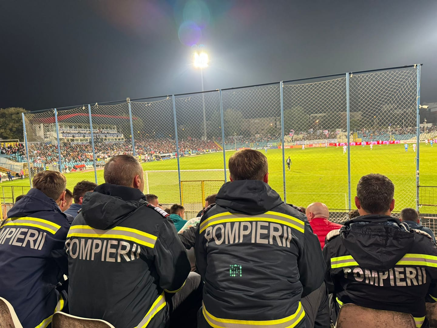 Pentru salvatorii de la ISU, ovaţii la meciul Oţelului cu Universitatea Craiova (video)