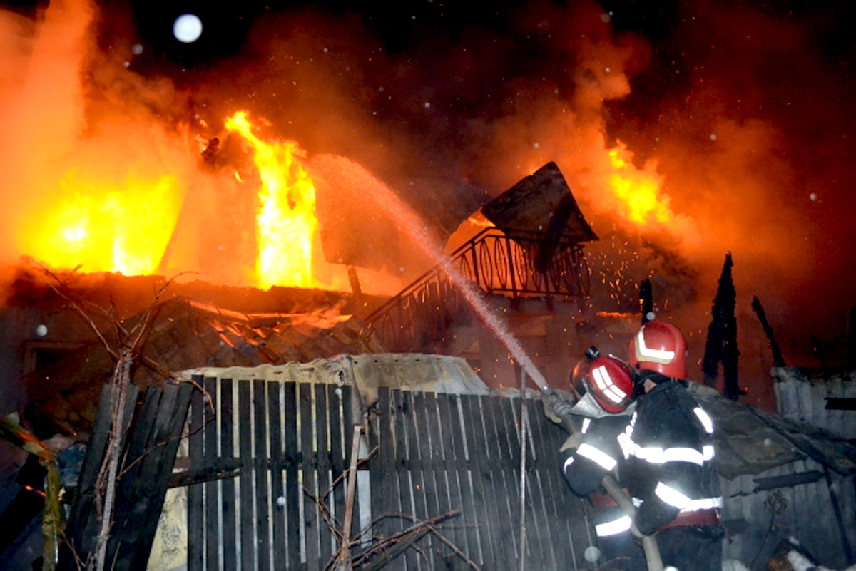 Jarul din sobă a mai lăsat o familie fără casă, în toiul iernii