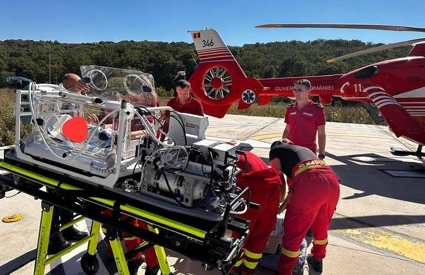 Bebeluş transferat de urgenţă la Iaşi