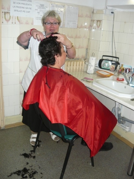 Alături de pensionari/ Frizat gratis, la CARP Galaţi