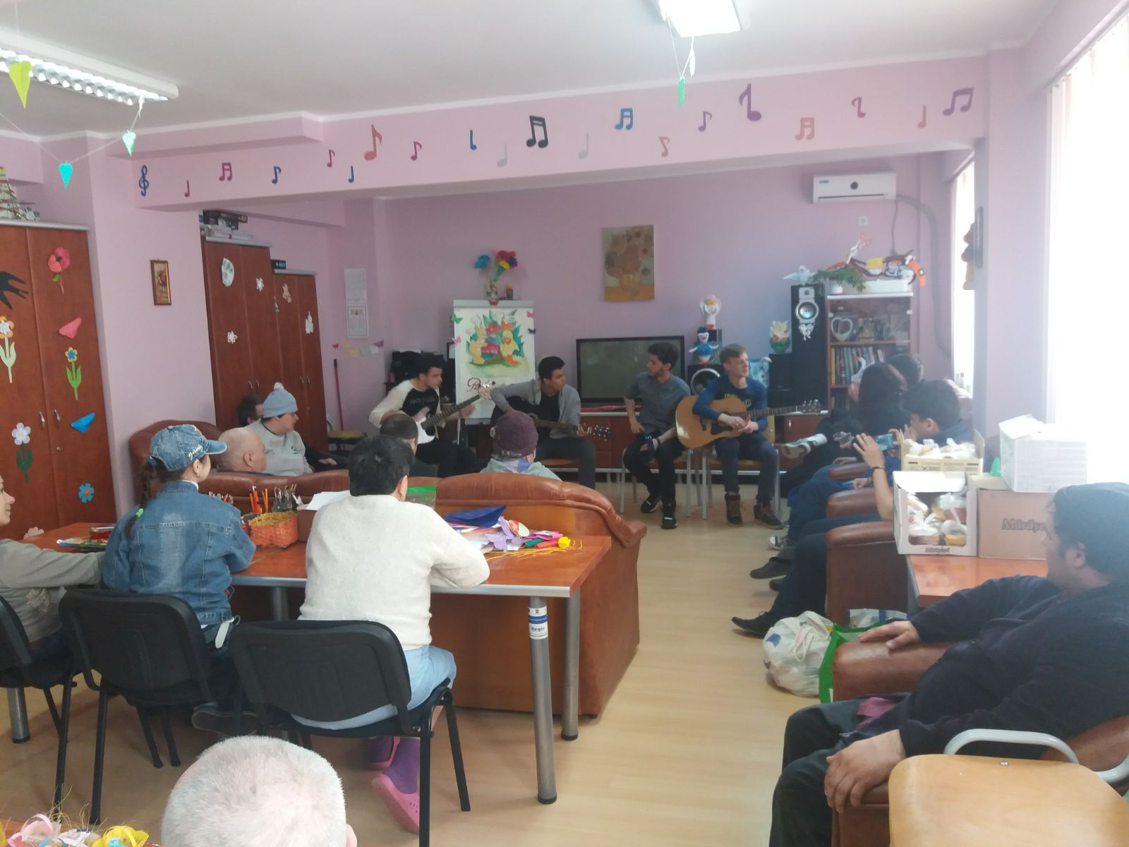 Daruri şi spectacol de la liceenii gălăţeni