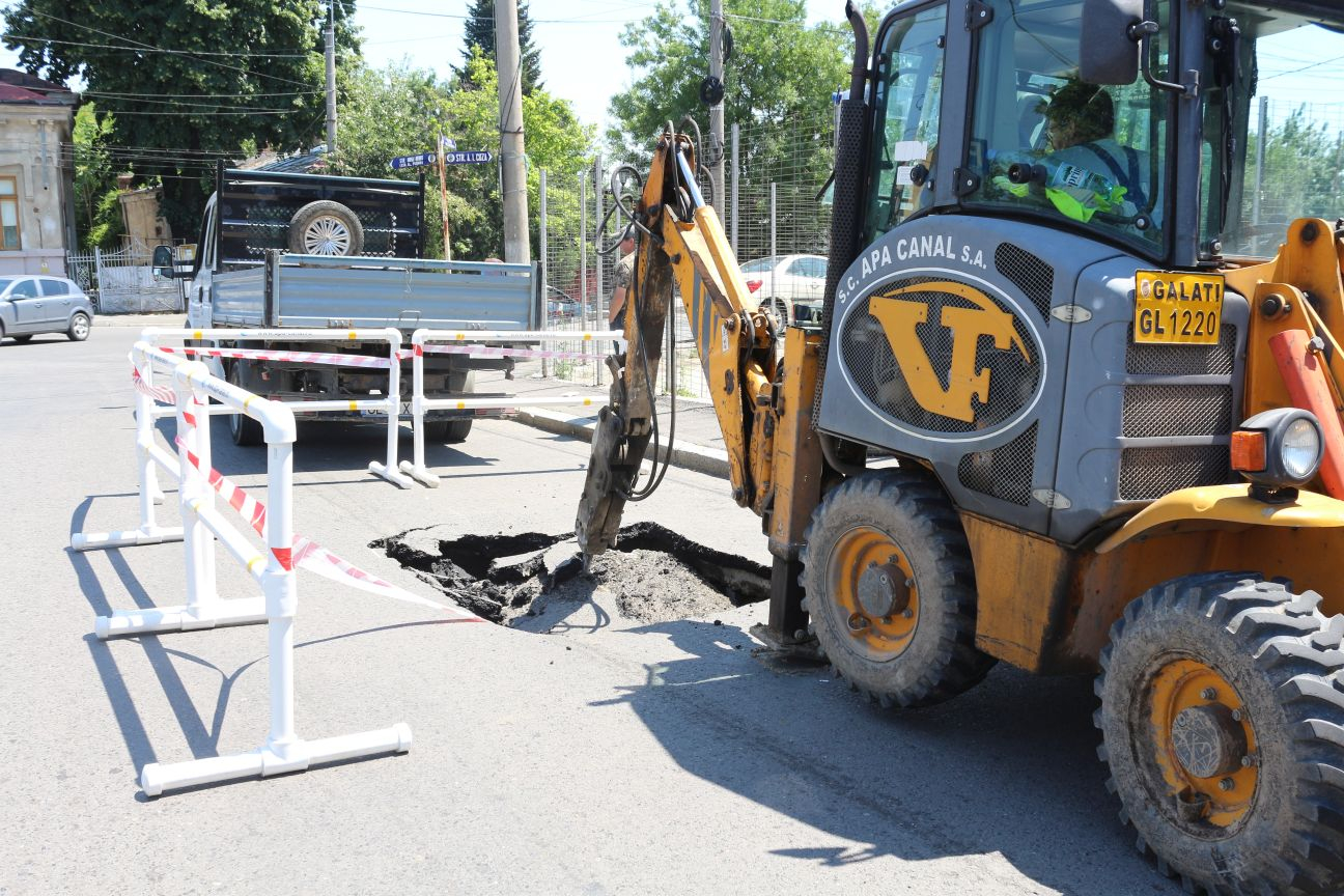 O groapă uriaşă a ”muşcat” strada Gării