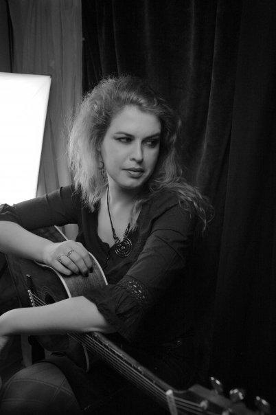 Maria Magdalena Dănăilă cântă pe Facebook, din bucătărie