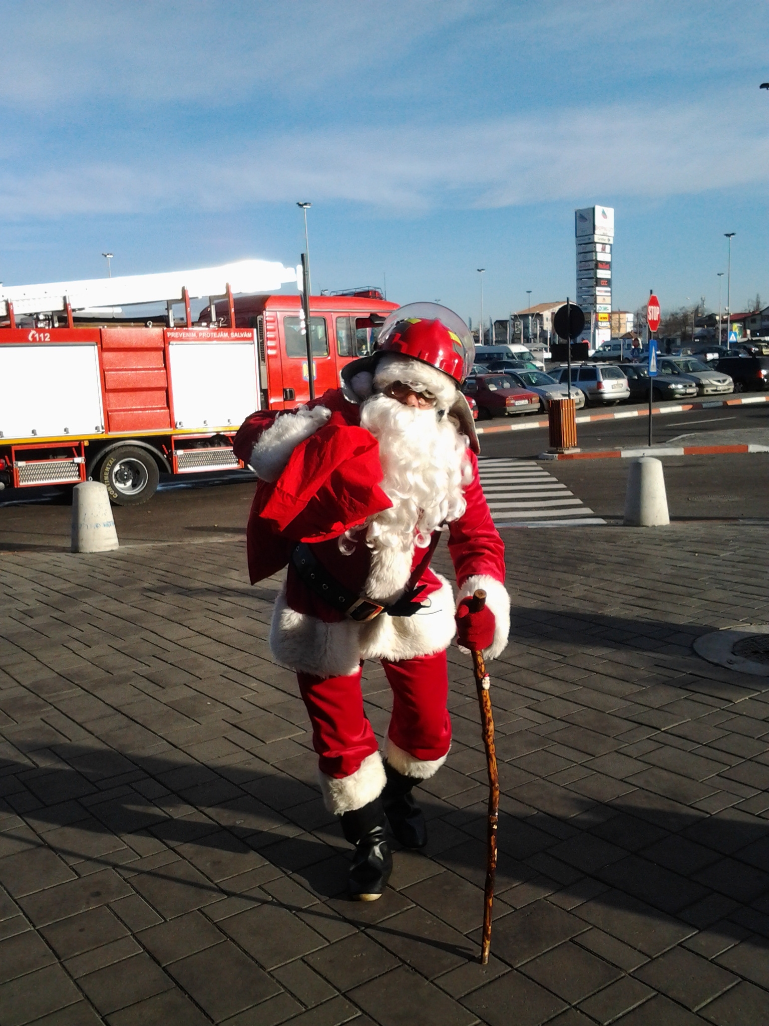 Moş Crăciun a venit cu MAŞINA DE POMPIERI pentru copiii angajaţilor ISU