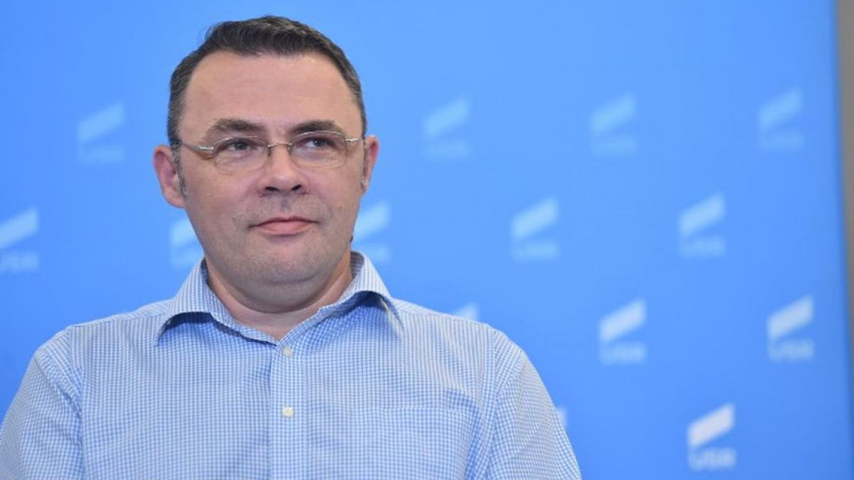 Ilie, noul Moise care taie apa în carne vie