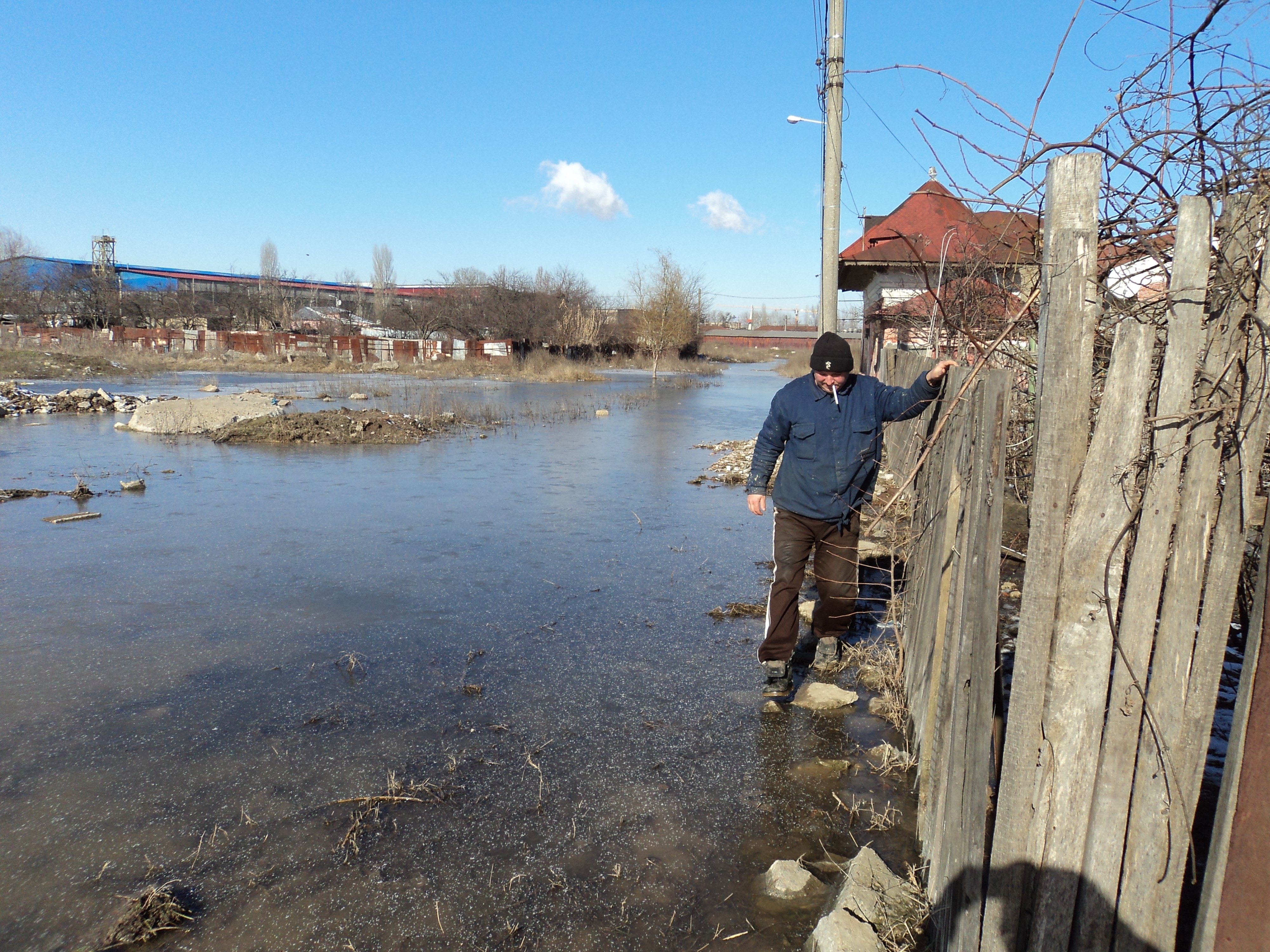 Strada Cărămidăriei este încă INUNDATĂ. Măsurători pentru CONSTRUIREA unei conducte colectoare
