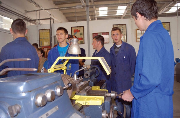 Vin banii pentru bursele profesionale. Elevii vor primi câte 500 de lei în prima fază