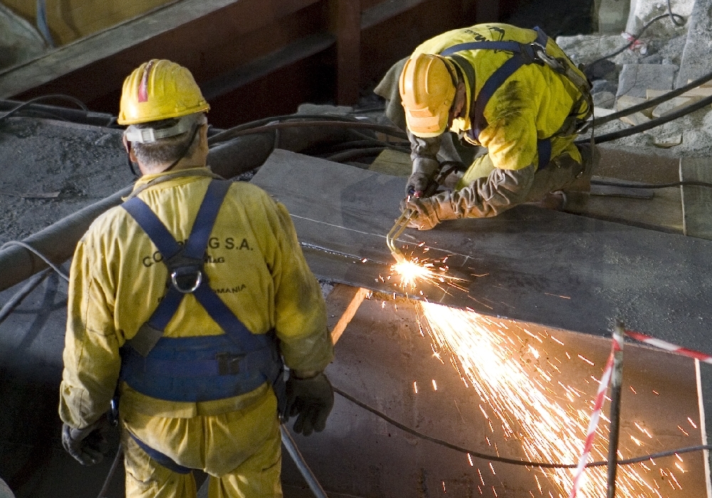 Galaţiul, în pericol să PIARDĂ opt milioane de lei. COMBINATUL cere, din nou, anularea taxei de mediu