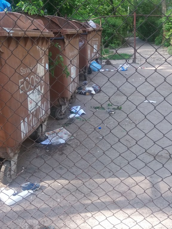 IPOSTAZE. Prin cartierele Galaţiului. Cetăţenii certaţi cu bunul simţ fac expoziţie de gunoaie