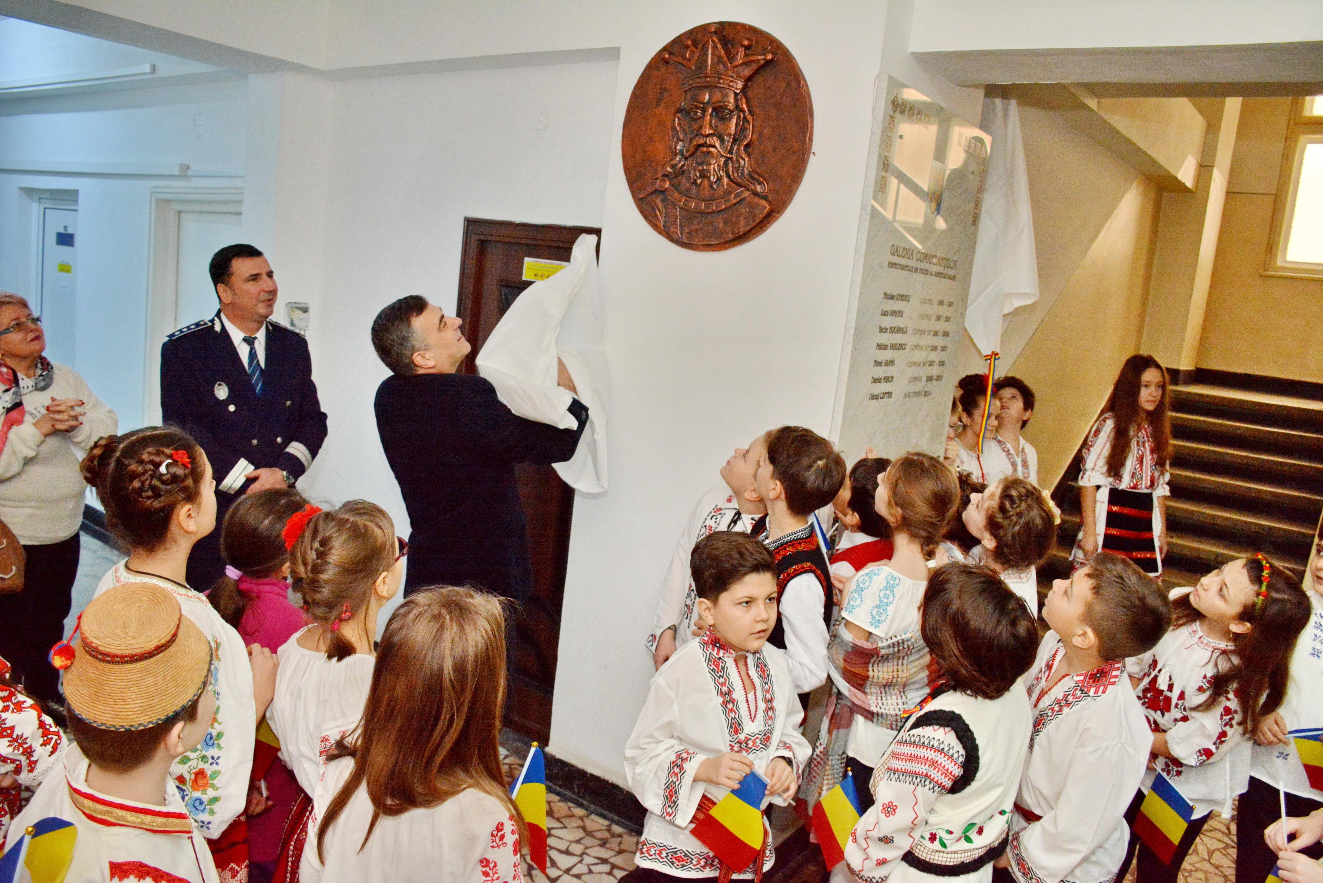 Basoreliefuri şi avansări, de Ziua Poliţiei