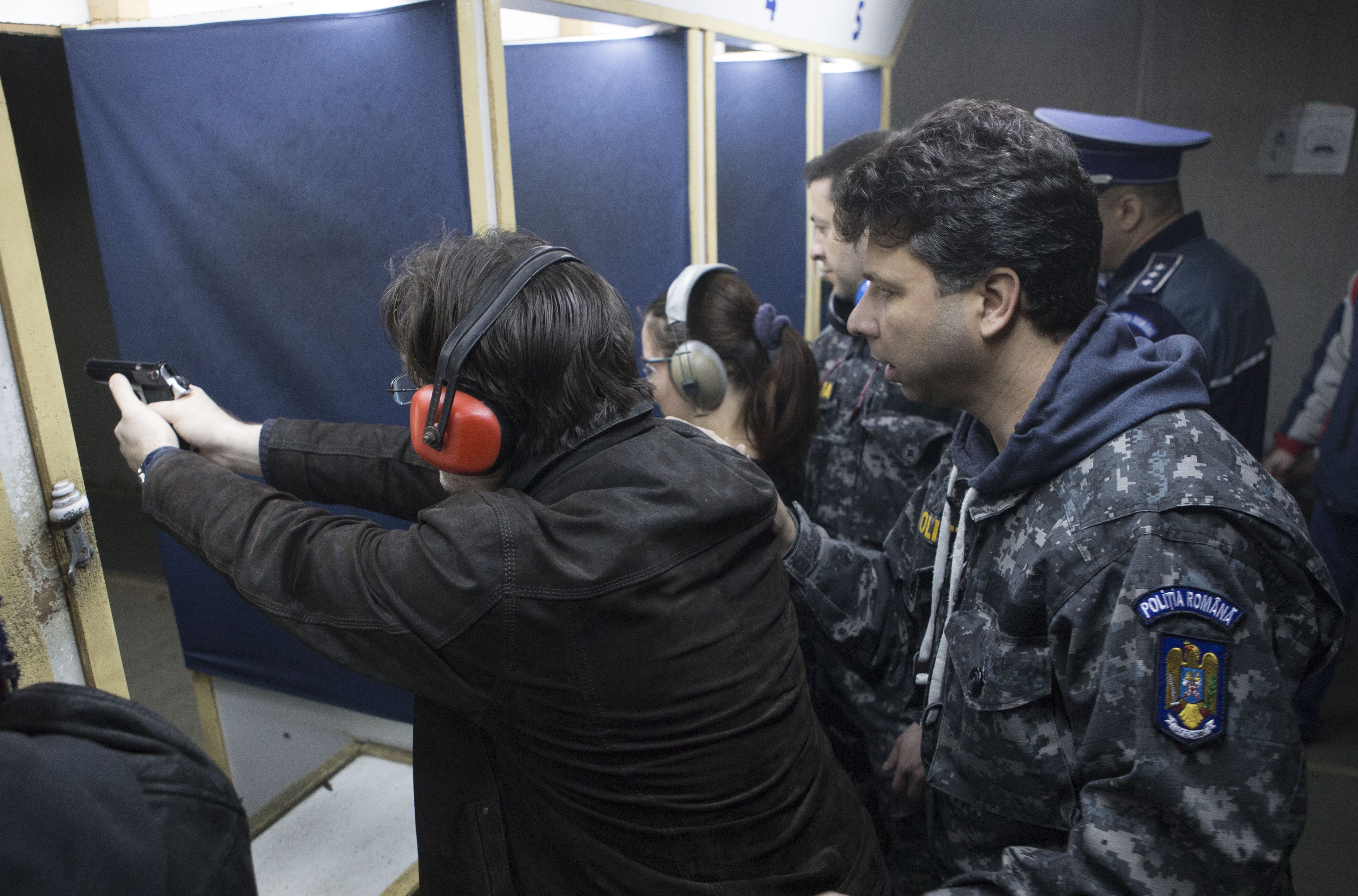 Poliţiştii i-au luat pe jurnalişti la... ţinte. Cupa presei la tir cu pistolul (FOTO&VIDEO)