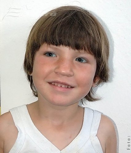 Cine este micuţa uitată pe străzi?