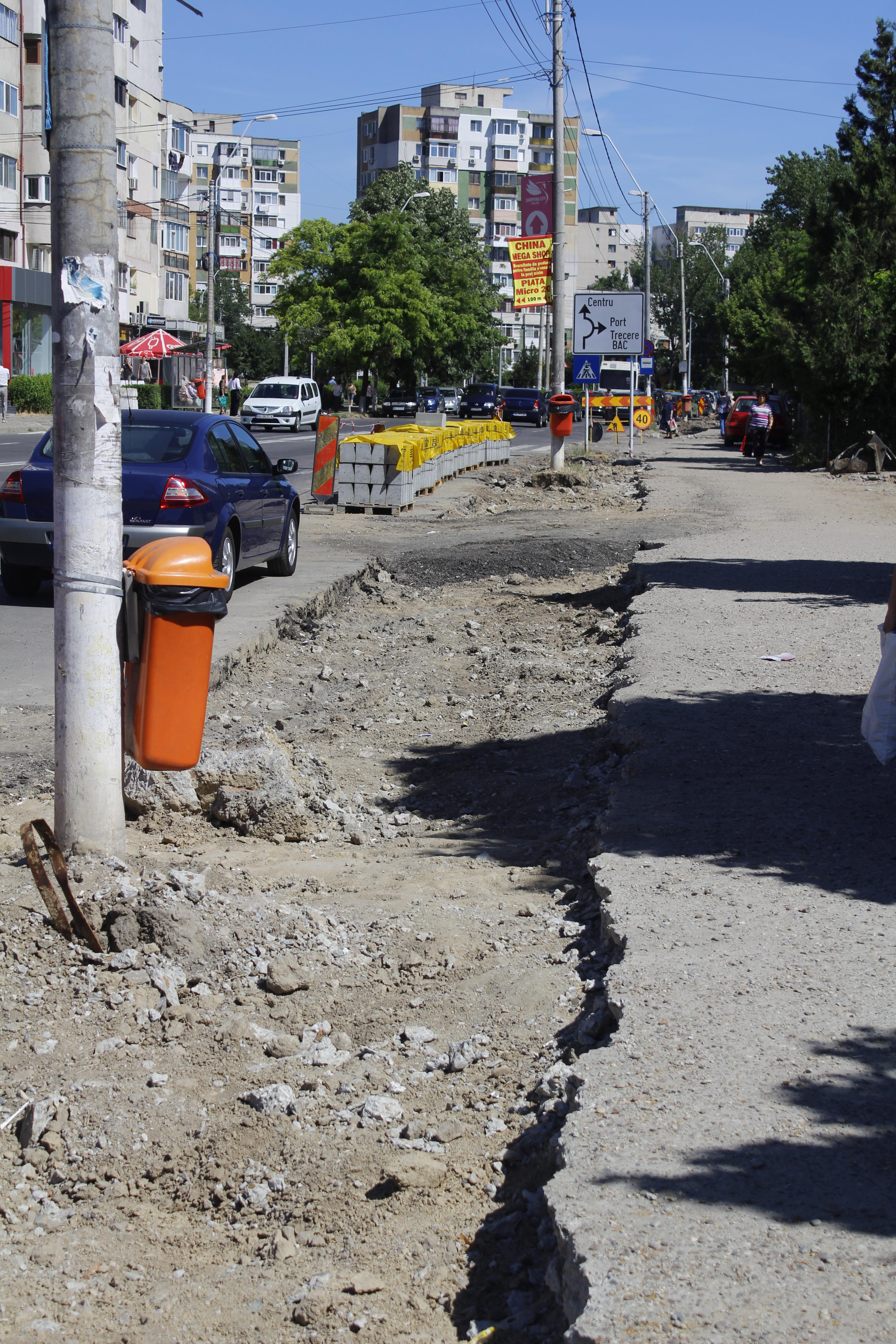 TROTUARELE din zona Cozamin arată ca după război