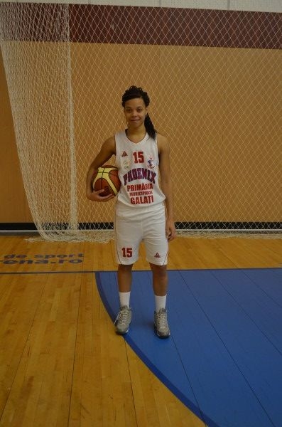 Povestea baschetbalistei Ivory James: De la terenul din curtea casei, în play-off cu Phoenix