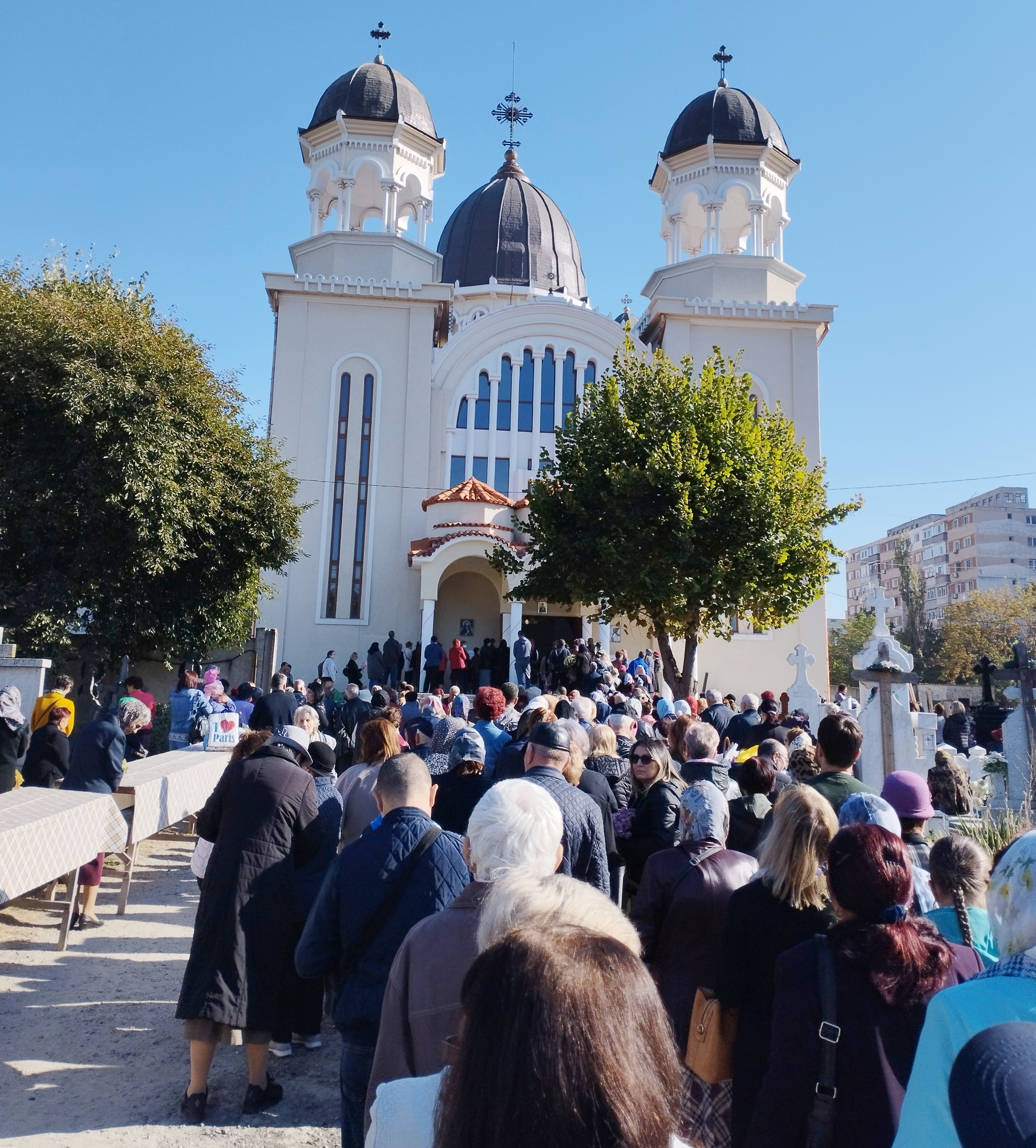 Biserica "Sfânta Parascheva", asaltată de pelerini