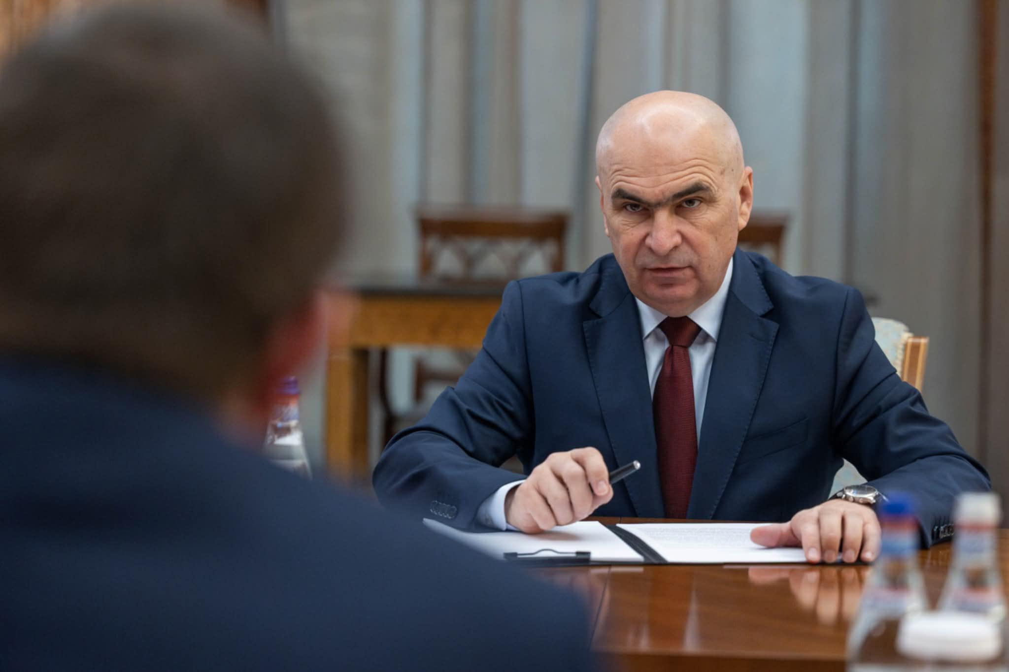 Strângeți pușca și cureaua ailaltă!