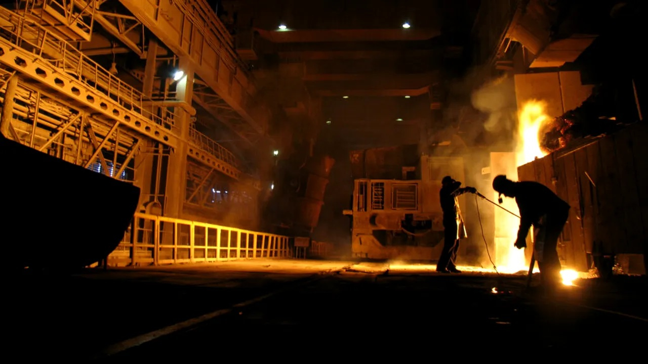 Guvernul schimbă legea pentru a plăti salariile restante ale muncitorilor de la combinatul siderurgic Liberty Galați