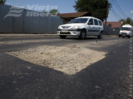 Groapa nimănui. Există de trei săptămâni şi nimeni nu face nimic! 