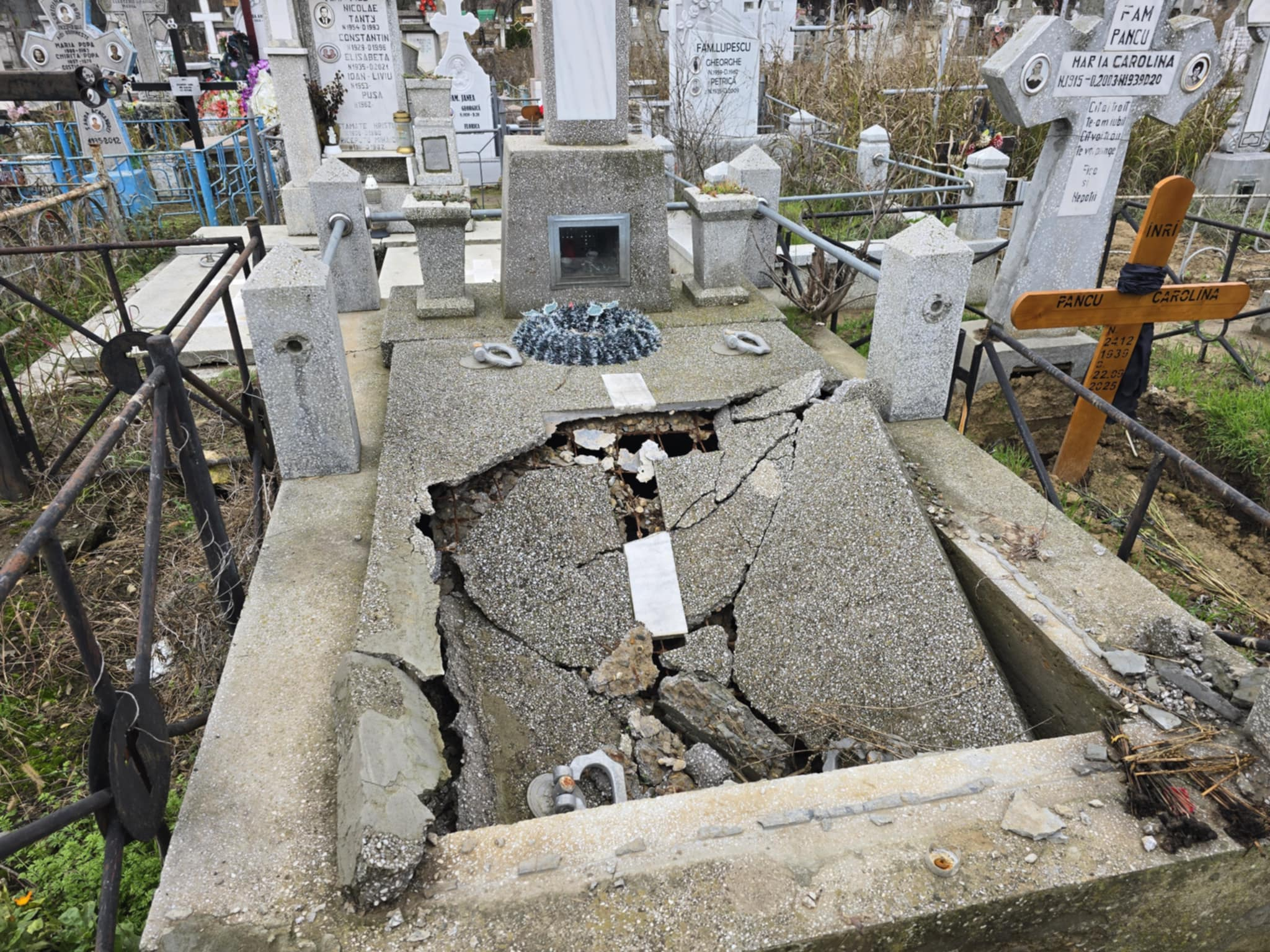 Poza zilei. S-au scufundat mormintele în cimitir