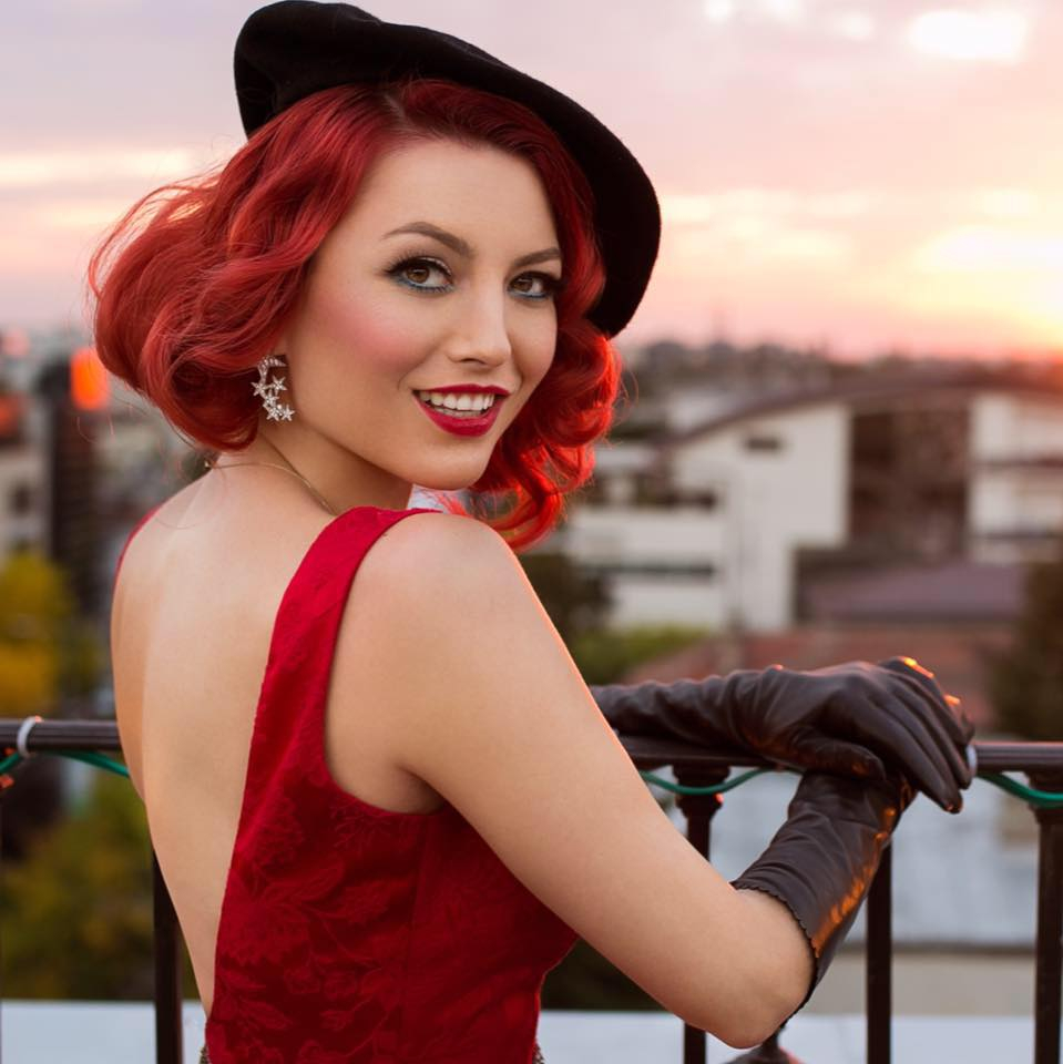 Elena Gheorghe întâmpină Crăciunul cu un nou album