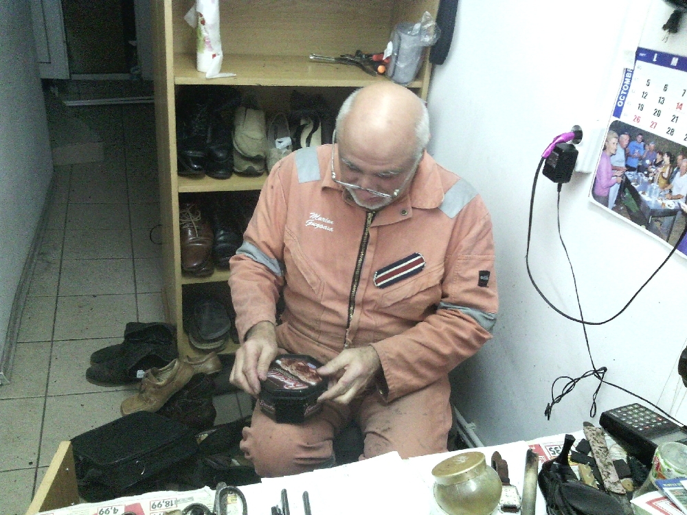 UTIL/ Cât costă şi unde poţi să-ţi repari pantofii