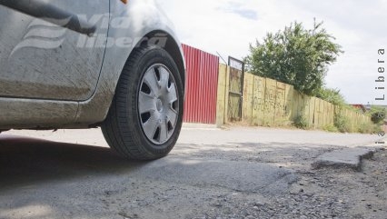 Tată şi copii, aruncaţi în afara drumului