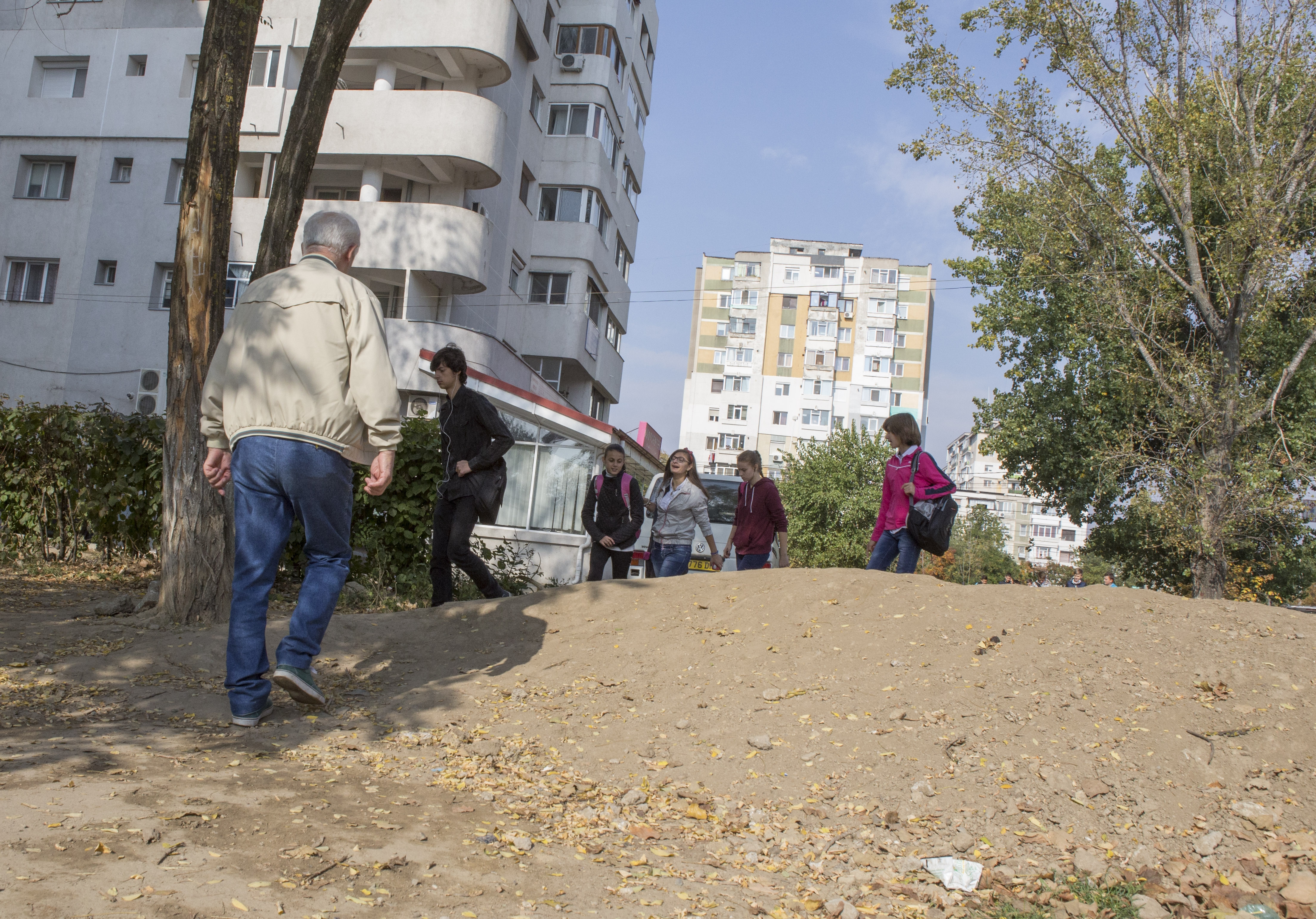 Paradoxuri gălăţene/ Pe strada Stadionului s-a BLOCAT şi circulaţia pietonală (FOTO&VIDEO)
