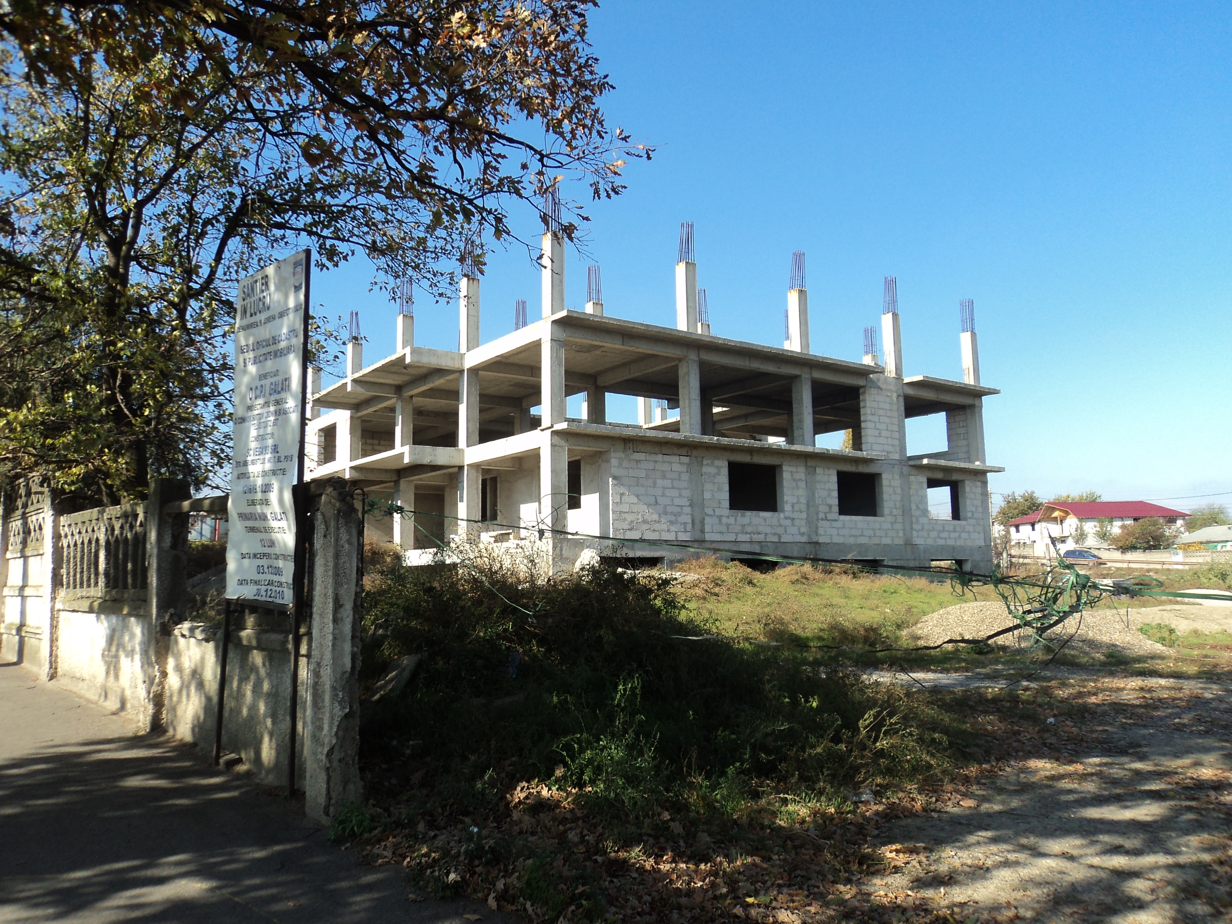 Galaţiul şantierelor abandonate/ Noul sediu al Cadastrului, invadat de buruieni şi boscheţi