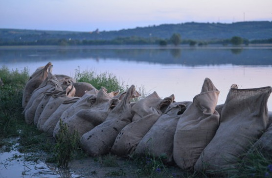 Breşă controlată în digul de protecţie, pentru scurgerea mai rapidă a apei în Siret
