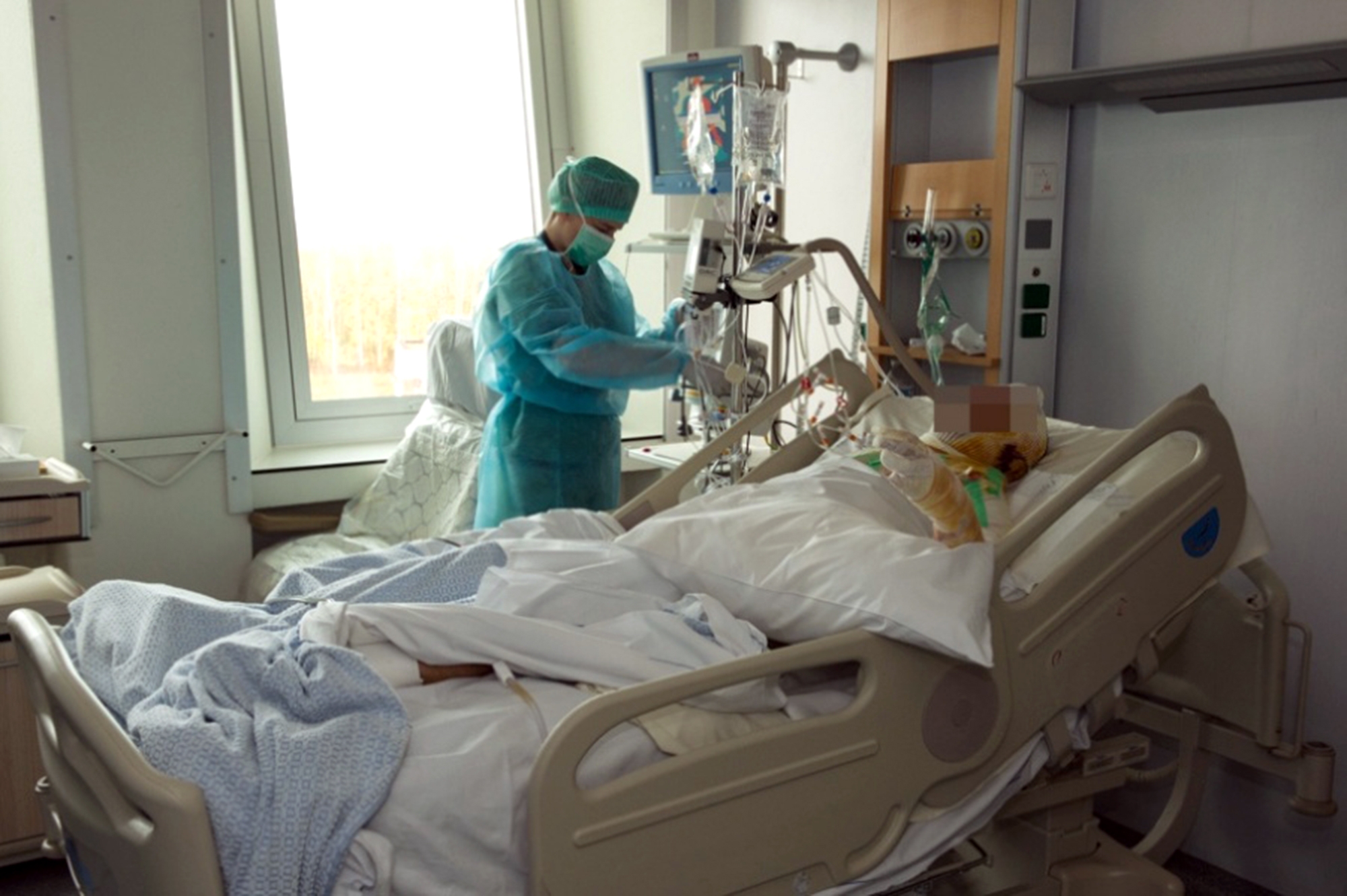 Unul dintre bărbații incendiați vineri NU poate fi dus într-un centru specializat din cauza unei GRAVE crize de sistem