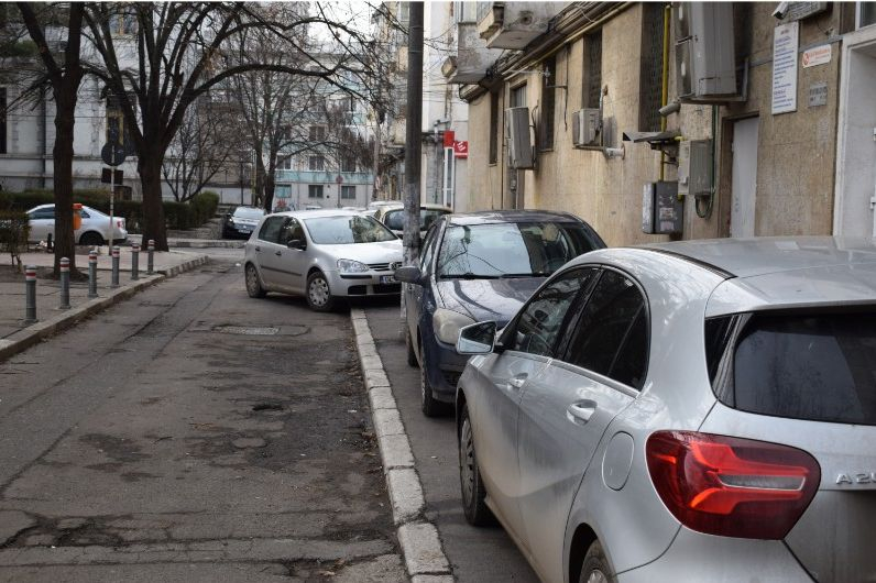 Zona zero a oraşului, sufocată de mii de maşini (FOTO)