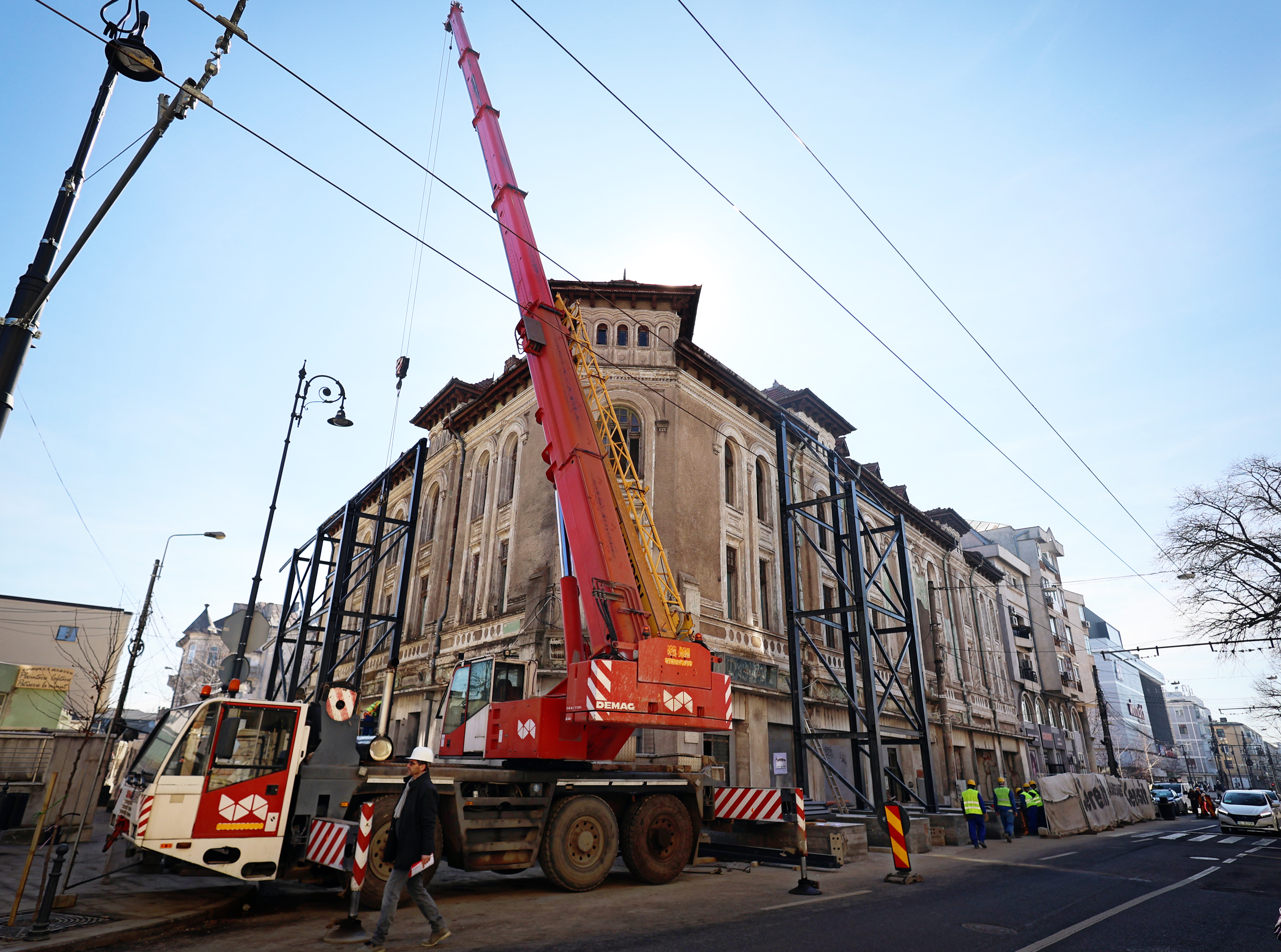 Adevărată chirurgie pe șantierul Palatului „Simion Gheorghiu”. Cum se salvează un monument al Galațiului (FOTO)