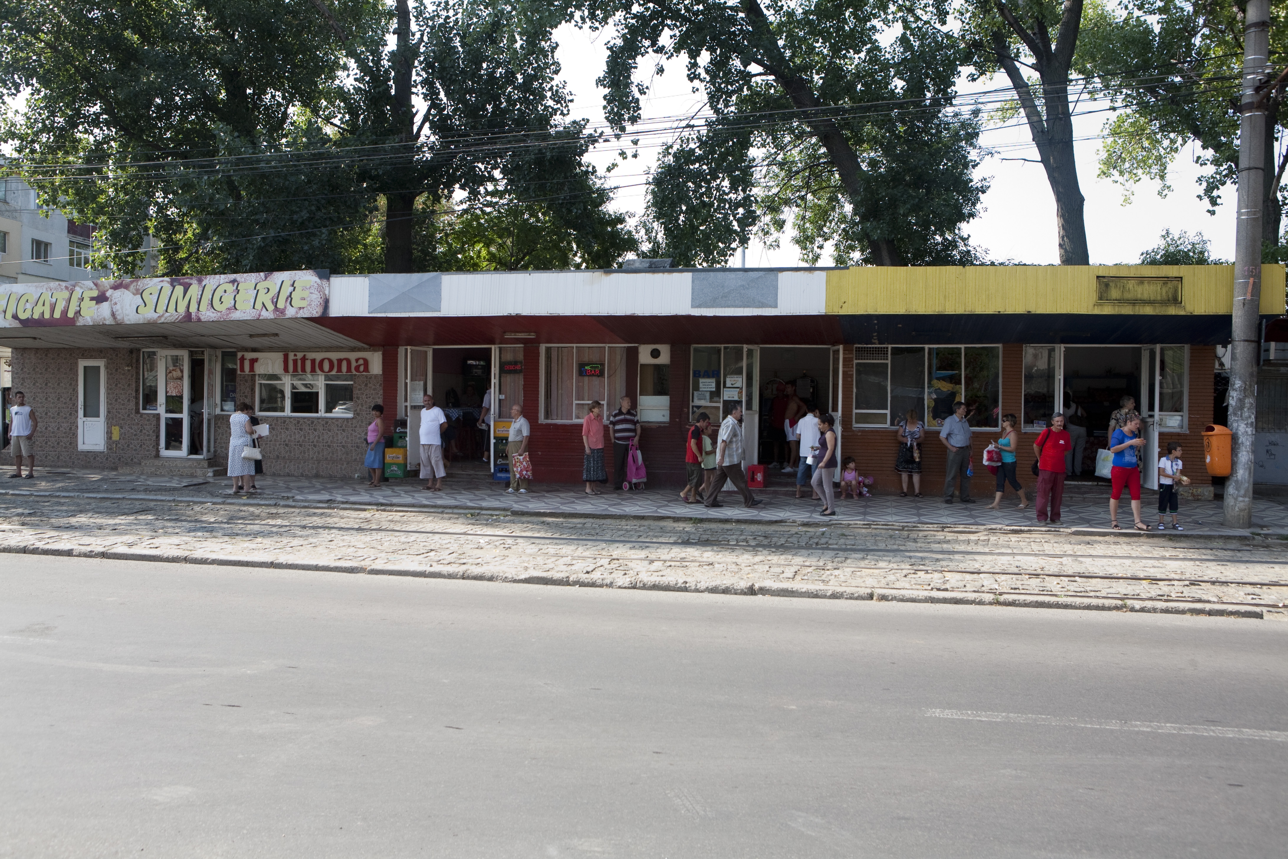 "Viaţa liberă", la tine în cartier: Locuitorii din Ţiglina III vor parcări, poliţie şi apă caldă