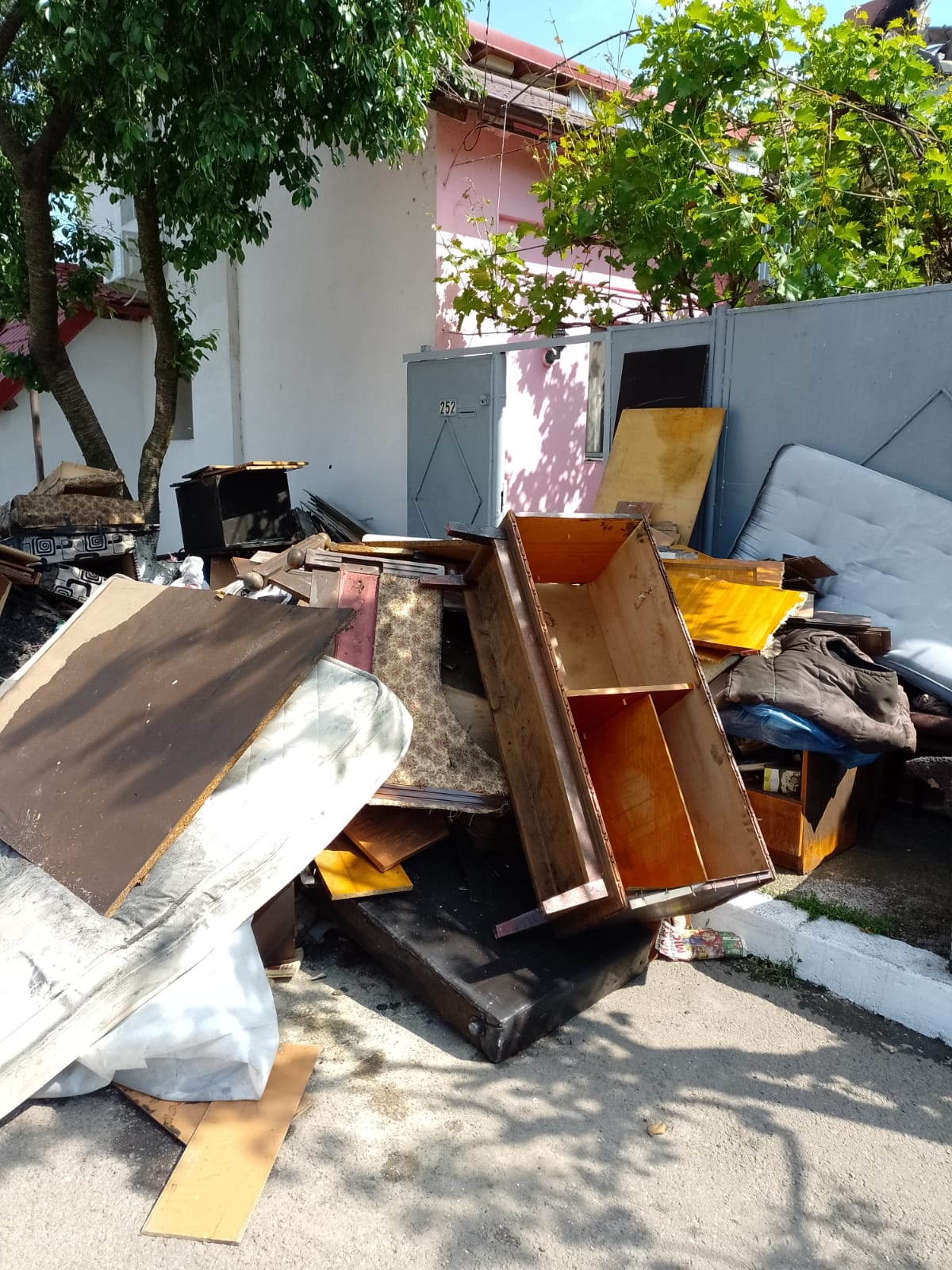 Au nevoie de ajutorul comunităţii gălăţene, după ce le-a ars casa